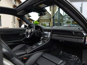 Porsche 911 Carrera 4 GTS — photo 14