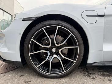 Porsche Taycan 4S — photo 9