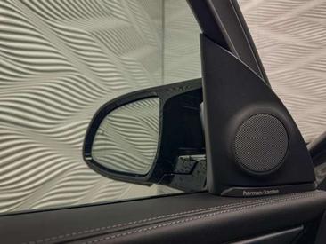 BMW XM 50e — photo 16