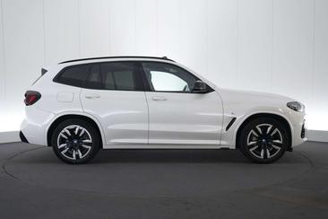 BMW iX3 — photo 9