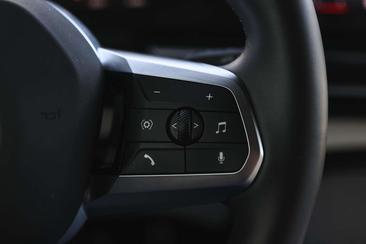 BMW IX2 EDrive20 — photo 13