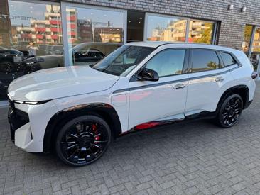 BMW XM 50e — photo 8