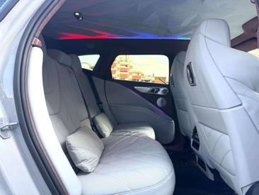 BMW XM 50e — photo 16