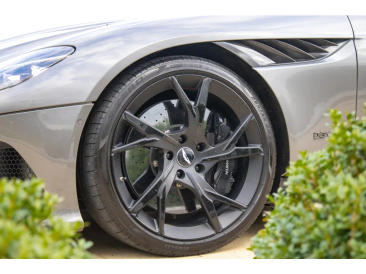 Aston Martin DBS Superleggera V12 — photo 4