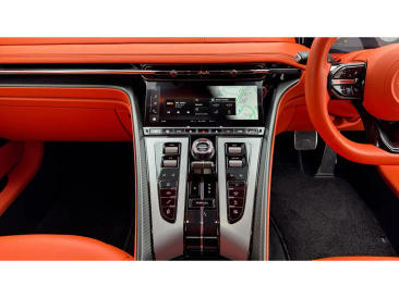 Aston Martin DB12 V8 — photo 9