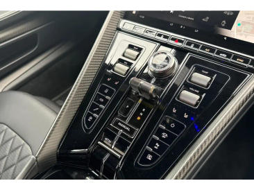 Aston Martin DB12 V8 — photo 10