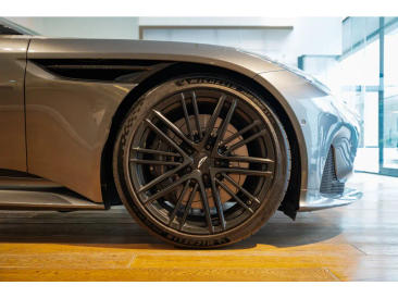 Aston Martin DB12 V8 — photo 4