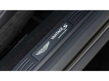 Aston Martin Vantage V8 — photo 23