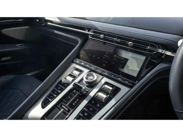 Aston Martin DB12 V8 — photo 10