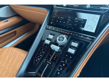 Aston Martin DB12 V8 — photo 10