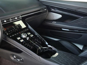 Aston Martin DB12 V8 — photo 13