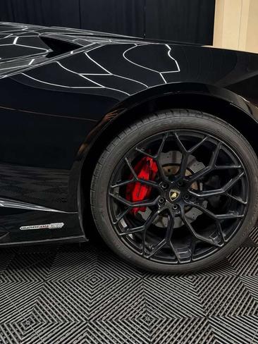 Lamborghini Huracán Spyder EVO RWD — photo 17
