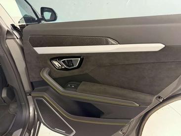 Lamborghini Urus — photo 28