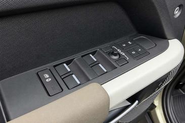 Land Rover Defender 110 P400e — photo 9
