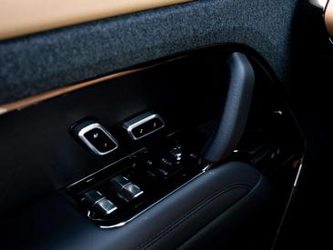 Land Rover Range Rover Sport P550e — photo 12