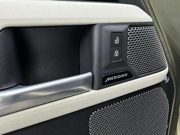 Land Rover Defender 110 P400e — photo 10