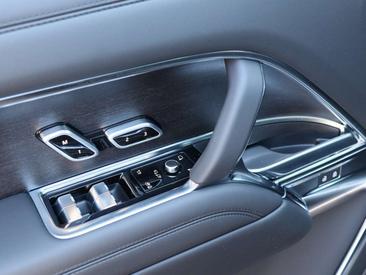 Land Rover Range Rover P460e — photo 12