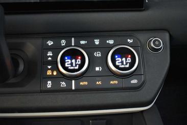 Land Rover Defender 90 D250 MHEV — photo 22