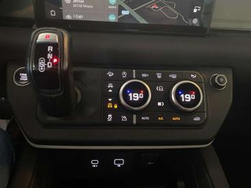 Land Rover Defender 90 D200 MHEV — photo 15