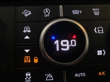 Land Rover Defender 90 D200 MHEV — photo 16