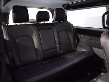 Land Rover Defender 90 D200 MHEV — photo 8