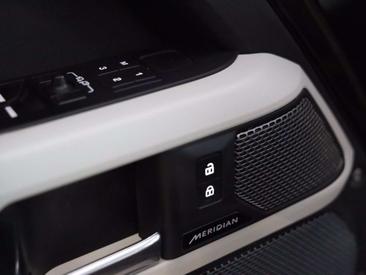 Land Rover Defender 90 D200 MHEV — photo 16
