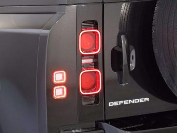 Land Rover Defender 90 D200 MHEV — photo 18