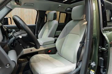Land Rover Defender 110 P300e — photo 9