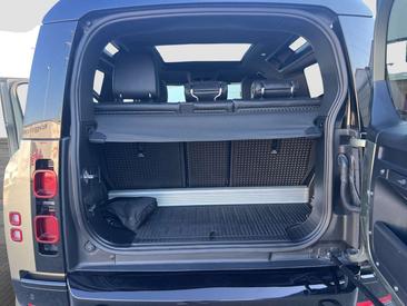 Land Rover Defender 90 D200 MHEV — photo 11