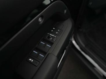 Land Rover Defender 110 P300e — photo 31