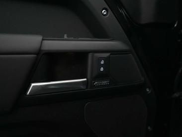 Land Rover Defender 110 P300e — photo 32