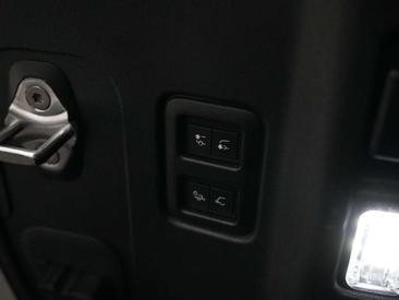 Land Rover Defender 110 P300e — photo 41