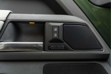 Land Rover Defender 110 P300e — photo 31