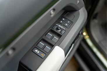 Land Rover Defender 110 P300e — photo 32