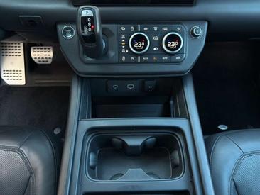 Land Rover Defender 110 D300 MHEV — photo 13