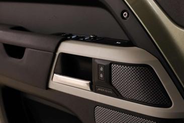 Land Rover Defender 110 P400e — photo 15
