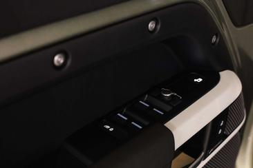 Land Rover Defender 110 P400e — photo 35