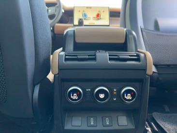 Land Rover Defender 90 P425 X CAM Luftfe NAVI PANO TWA AHK Gris — photo 15