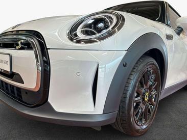 Mini 3 Portes Berline Cooper SE — photo 4