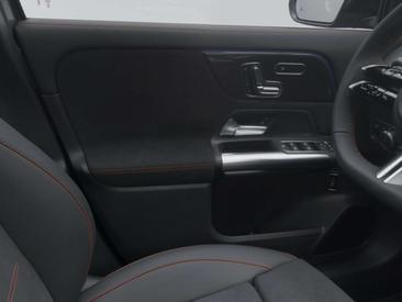 Mercedes GLA 180 — photo 22