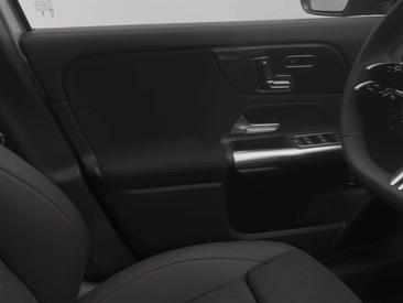 Mercedes GLA 180 — photo 22