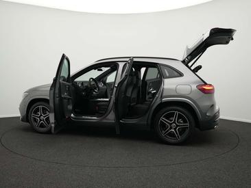Mercedes GLA 180 — photo 16