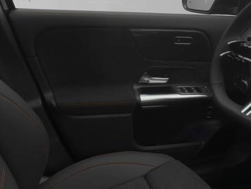 Mercedes GLA 180 — photo 21