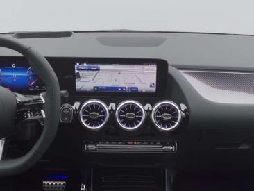 Mercedes GLA 180 — photo 20