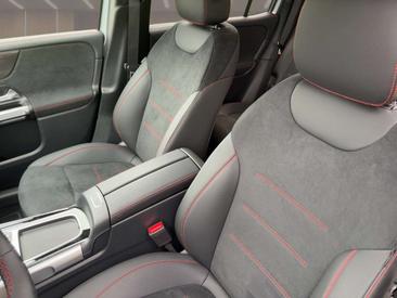 Mercedes GLB 200 — photo 12