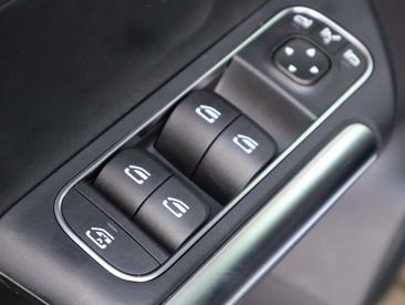 Mercedes GLA 250e — photo 17