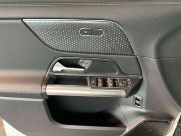 Mercedes EQA 250 — photo 11