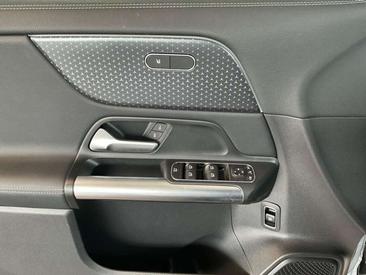 Mercedes EQA 250 — photo 12