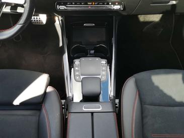 Mercedes GLA 200 — photo 13
