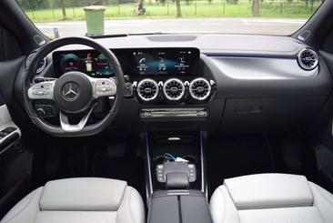 Mercedes EQA 250 — photo 17